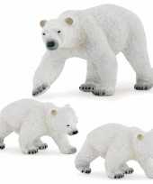 Plastic speelgoed figuren setje ijsbeer en 2x baby kind 14 en 8 cm