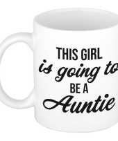 This girl is going to be auntie kado mok beker wit cadeau tante